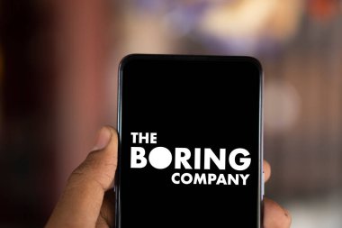 Dhaka, Bangladeş - 24 Kasım 2024: Sıkıcı şirket logosu akıllı telefonda sergileniyor. Sıkıcı Şirket (TBC), ABD 'li altyapı, tünel inşaat ve ekipman şirketidir..