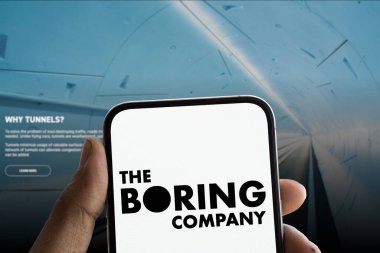 Dhaka, Bangladeş - 24 Kasım 2024: Sıkıcı şirket logosu akıllı telefonda sergileniyor. Sıkıcı Şirket (TBC), ABD 'li altyapı, tünel inşaat ve ekipman şirketidir..