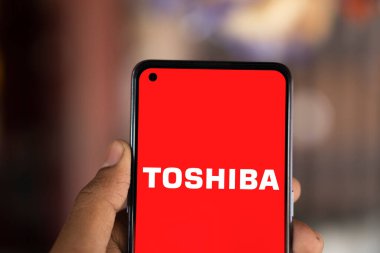 Dhaka, Bangladeş - 24 Kasım 2024: Toshiba logosu akıllı telefonda sergilenmektedir. Toshiba Şirketi çok uluslu bir Japon elektronik şirketidir..