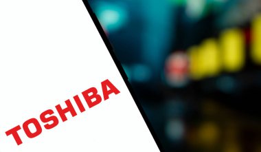 Dhaka, Bangladeş - 24 Kasım 2024: Toshiba logosu akıllı telefonda sergilenmektedir. Toshiba Şirketi çok uluslu bir Japon elektronik şirketidir..