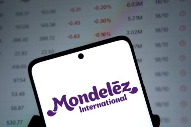 Dhaka, Bangladeş - 24 Kasım 2024: Mondelez uluslararası logosu akıllı telefonda sergilenmektedir. Mondelz International, ABD 'li çok uluslu bir şekerleme, yiyecek, içecek ve atıştırma şirketidir..