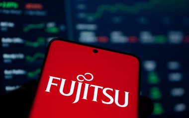 Dhaka, Bangladeş - 24 Kasım 2024: Fujitsu logosu akıllı telefonda gösteriliyor. Fujitsu limited bir Japon çokuluslu teknoloji şirketidir..