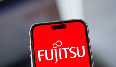 Dhaka, Bangladeş - 24 Kasım 2024: Fujitsu logosu akıllı telefonda gösteriliyor. Fujitsu limited bir Japon çokuluslu teknoloji şirketidir..