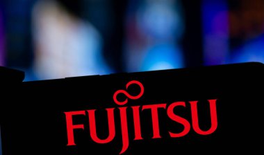 Dhaka, Bangladeş - 24 Kasım 2024: Fujitsu logosu akıllı telefonda gösteriliyor. Fujitsu limited bir Japon çokuluslu teknoloji şirketidir..