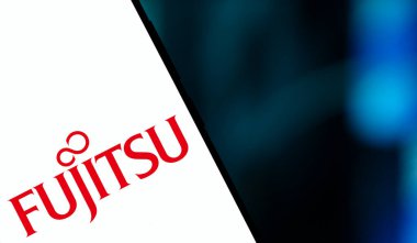 Dhaka, Bangladeş - 24 Kasım 2024: Fujitsu logosu akıllı telefonda gösteriliyor. Fujitsu limited bir Japon çokuluslu teknoloji şirketidir..