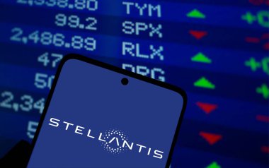 Dhaka, Bangladeş - 23 Kasım 2024: Stellantis logosu akıllı telefonda gösteriliyor. Stellantis çok uluslu bir otomotiv üretim şirketidir..