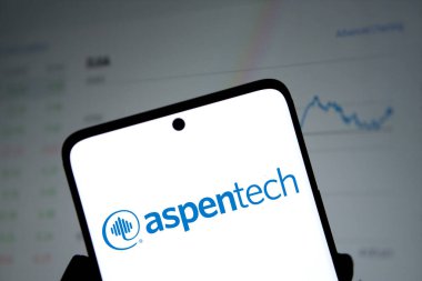 Dhaka, Bangladeş - 26 Kasım 2024: Aspen Teknoloji logosu akıllı telefonda sergilenmektedir. Aspen Technology Inc, İşlem Endüstrileri için yazılım ve hizmet sağlayıcısıdır..