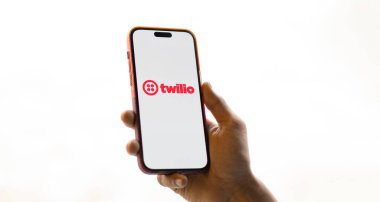 Dhaka, Bangladeş - 26 Kasım 2024: Twilio logosu akıllı telefonda sergilenmektedir. Twilio Inc bir Amerikan bulut iletişim şirketidir..