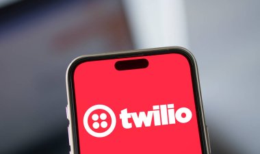 Dhaka, Bangladeş - 26 Kasım 2024: Twilio logosu akıllı telefonda sergilenmektedir. Twilio Inc bir Amerikan bulut iletişim şirketidir..