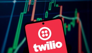 Dhaka, Bangladeş - 26 Kasım 2024: Twilio logosu akıllı telefonda sergilenmektedir. Twilio Inc bir Amerikan bulut iletişim şirketidir..
