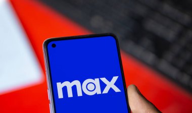 Dhaka, Bangladeş - 26 Kasım 2024: Max logosu akıllı telefonda sergileniyor. Max bir Amerikan aboneliği tabanlı video yayın platformudur..