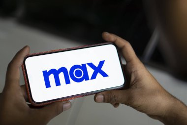 Dhaka, Bangladeş - 26 Kasım 2024: Max logosu akıllı telefonda sergileniyor. Max bir Amerikan aboneliği tabanlı video yayın platformudur..