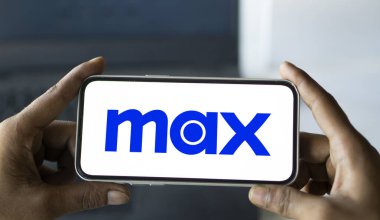 Dhaka, Bangladeş - 26 Kasım 2024: Max logosu akıllı telefonda sergileniyor. Max bir Amerikan aboneliği tabanlı video yayın platformudur..