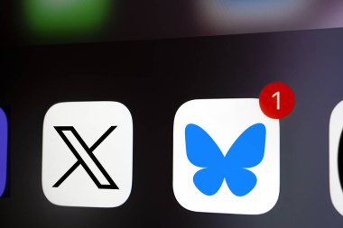 Dhaka, Bangladeş - 26 Kasım 2024: X (twitter) uygulama simgesi ve Bluesky uygulama simgesini gösteren iPhone ekranına yakın plan.