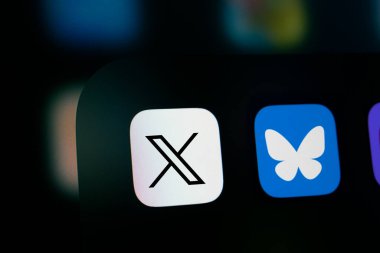 Dhaka, Bangladeş - 26 Kasım 2024: X (twitter) uygulama simgesi ve Bluesky uygulama simgesini gösteren iPhone ekranına yakın plan.