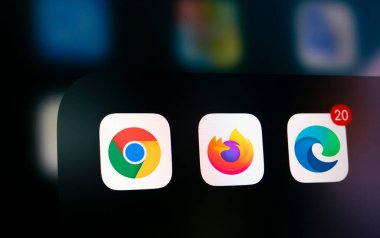 Dhaka, Bangladeş - 26 Kasım 2024: Google Chrome, mozilla firefox, Microsoft edge app simgesini gösteren iPhone ekranına yakın plan.
