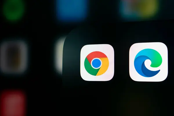 Dhaka, Bangladeş - 26 Kasım 2024: Google Chrome, mikrosoft kenar uygulama simgesini gösteren iPhone ekranına yakın plan.