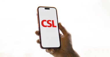 Dhaka, Bangladeş - 28 Kasım 2024: CSL logosu akıllı telefonda gösteriliyor. CSL Limited, Avustralyalı biyoteknoloji şirketidir..