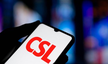 Dhaka, Bangladeş - 28 Kasım 2024: CSL logosu akıllı telefonda gösteriliyor. CSL Limited, Avustralyalı biyoteknoloji şirketidir..