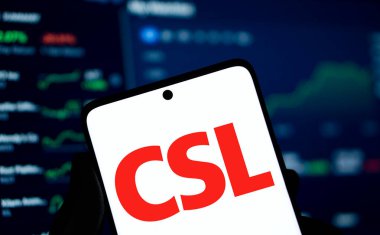 Dhaka, Bangladeş - 28 Kasım 2024: CSL logosu akıllı telefonda gösteriliyor. CSL Limited, Avustralyalı biyoteknoloji şirketidir..