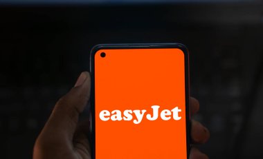 Dhaka, Bangladeş - 26 Kasım 2024: EasyJet logosu akıllı telefonda gösteriliyor. EasyJet plc, çok uluslu düşük maliyetli bir İngiliz havayolu şirketidir..