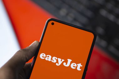 Dhaka, Bangladeş - 26 Kasım 2024: EasyJet logosu akıllı telefonda gösteriliyor. EasyJet plc, çok uluslu düşük maliyetli bir İngiliz havayolu şirketidir..