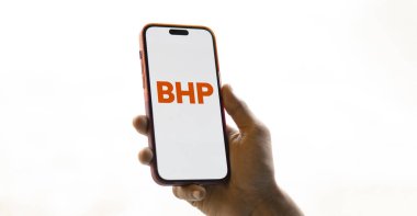 Dhaka, Bangladeş - 26 Kasım 2024: BHP logosu akıllı telefonda gösteriliyor. BHP Group Limited, Avustralyalı çok uluslu maden ve metal şirketi..