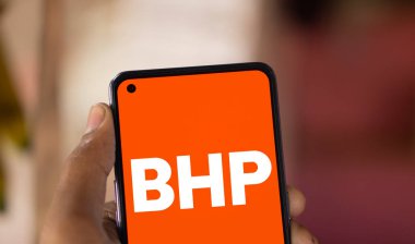 Dhaka, Bangladeş - 26 Kasım 2024: BHP logosu akıllı telefonda gösteriliyor. BHP Group Limited, Avustralyalı çok uluslu maden ve metal şirketi..