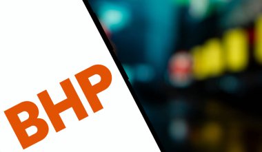 Dhaka, Bangladeş - 26 Kasım 2024: BHP logosu akıllı telefonda gösteriliyor. BHP Group Limited, Avustralyalı çok uluslu maden ve metal şirketi..