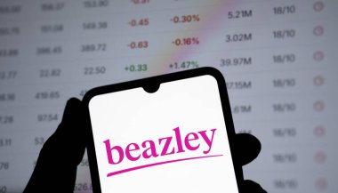 Dhaka, Bangladeş - 30 Kasım 2024: Beazley logosu akıllı telefonda sergilenmektedir. Beazley plc, Avrupa 'da faaliyet gösteren uzman sigorta şirketlerinin İngiliz ana şirketidir..