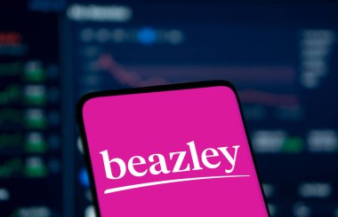 Dhaka, Bangladeş - 30 Kasım 2024: Beazley logosu akıllı telefonda sergilenmektedir. Beazley plc, Avrupa 'da faaliyet gösteren uzman sigorta şirketlerinin İngiliz ana şirketidir..