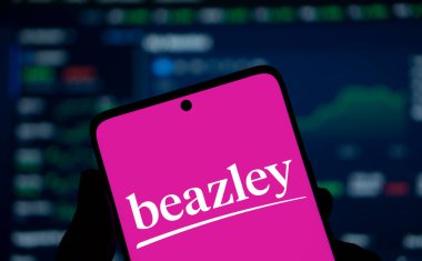 Dhaka, Bangladeş - 30 Kasım 2024: Beazley logosu akıllı telefonda sergilenmektedir. Beazley plc, Avrupa 'da faaliyet gösteren uzman sigorta şirketlerinin İngiliz ana şirketidir..