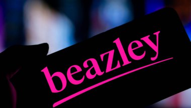 Dhaka, Bangladeş - 30 Kasım 2024: Beazley logosu akıllı telefonda sergilenmektedir. Beazley plc, Avrupa 'da faaliyet gösteren uzman sigorta şirketlerinin İngiliz ana şirketidir..