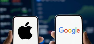 Dhaka, Bangladeş - 03 Ekim 2024: Apple ve Google logosu akıllı telefonda gösteriliyor.