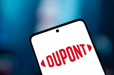 Dhaka, Bangladeş - 4 Aralık 2024: Dupont logosu akıllı telefonda sergilenmektedir. DuPont, çok uluslu bir kimya şirketidir..