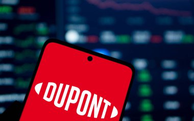 Dhaka, Bangladeş - 4 Aralık 2024: Dupont logosu akıllı telefonda sergilenmektedir. DuPont, çok uluslu bir kimya şirketidir..