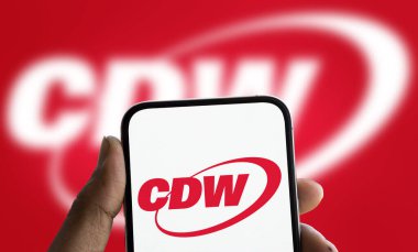 Dhaka, Bangladeş - 5 Aralık 2024: CDW logosu akıllı telefonda gösteriliyor. CDW Corporation bir Amerikan teknoloji şirketidir..