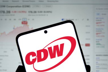 Dhaka, Bangladeş - 5 Aralık 2024: CDW logosu akıllı telefonda gösteriliyor. CDW Corporation bir Amerikan teknoloji şirketidir..