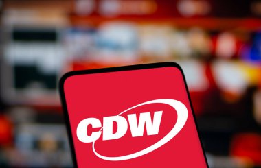 Dhaka, Bangladeş - 5 Aralık 2024: CDW logosu akıllı telefonda gösteriliyor. CDW Corporation bir Amerikan teknoloji şirketidir..