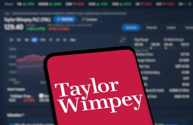 Dhaka, Bangladeş - 5 Aralık 2024: Taylor Wimpey logosu akıllı telefonda sergilenmektedir. Taylor Wimpey PLC en büyük inşaat şirketlerinden biri..