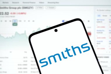 Dhaka, Bangladeş - 5 Aralık 2024: Smiths Group logosu akıllı telefonda sergilenmektedir. Smiths Group plc çok uluslu bir İngiliz şirketidir..