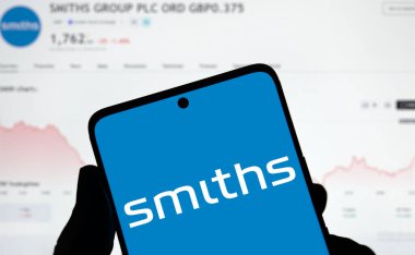 Dhaka, Bangladeş - 5 Aralık 2024: Smiths Group logosu akıllı telefonda sergilenmektedir. Smiths Group plc çok uluslu bir İngiliz şirketidir..