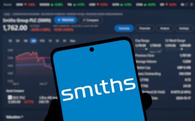 Dhaka, Bangladeş - 5 Aralık 2024: Smiths Group logosu akıllı telefonda sergilenmektedir. Smiths Group plc çok uluslu bir İngiliz şirketidir..