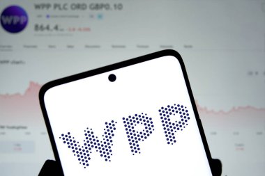 Dhaka, Bangladeş - 5 Aralık 2024: WPP logosu akıllı telefonda gösteriliyor. WPP plc, İngiliz çokuluslu iletişim, teknoloji ve ticaret holding şirketidir..