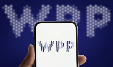 Dhaka, Bangladeş - 5 Aralık 2024: WPP logosu akıllı telefonda gösteriliyor. WPP plc, İngiliz çokuluslu iletişim, teknoloji ve ticaret holding şirketidir..