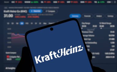 Dhaka, Bangladeş - 5 Aralık 2024: Kraft Heinz logosu akıllı telefonda sergilenmektedir. Kraft Heinz çok uluslu bir yemek şirketi..