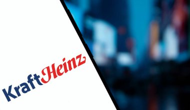 Dhaka, Bangladeş - 5 Aralık 2024: Kraft Heinz logosu akıllı telefonda sergilenmektedir. Kraft Heinz çok uluslu bir yemek şirketi..