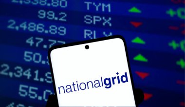 Dhaka, Bangladeş - 5 Aralık 2024: Ulusal şebeke logosu akıllı telefonda gösteriliyor. National Grid plc, İngiliz çokuluslu elektrik ve doğalgaz şirketi..