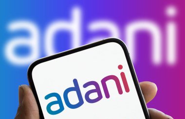 Dhaka, Bangladeş - 0 Aralık 2024: Adani logosu akıllı telefonda gösteriliyor. Adani Grup çok uluslu bir Hint şirketidir..