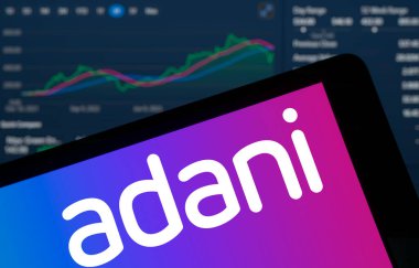 Dhaka, Bangladeş - 0 Aralık 2024: Adani logosu akıllı telefonda gösteriliyor. Adani Grup çok uluslu bir Hint şirketidir..